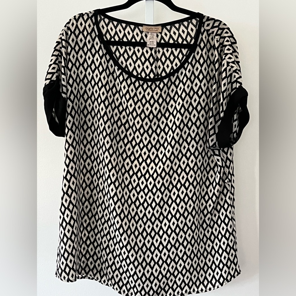 Janette Plus Black and White Diamond Print Short Sleeve Top SIZE “XL”